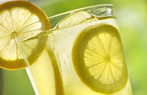 10 benefícios de beber água morna com limão todas as manhãs