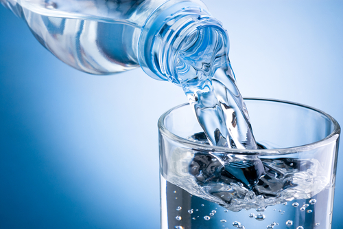 Beber bastante água para desintoxicar o corpo