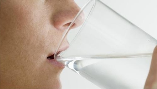 Benefícios de tomar um copo de água em jejum
