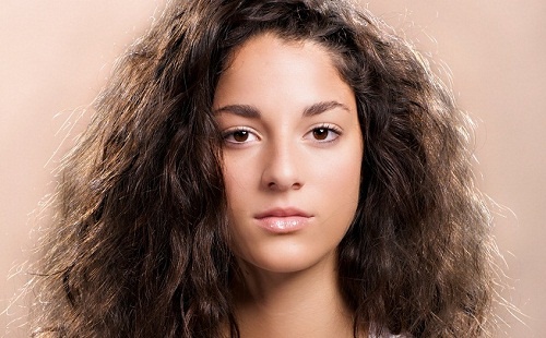 8 dicas simples para tratar o cabelo encrespado e rebelde