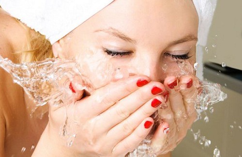 Como limpar o rosto de forma apropriada antes de ir dormir?