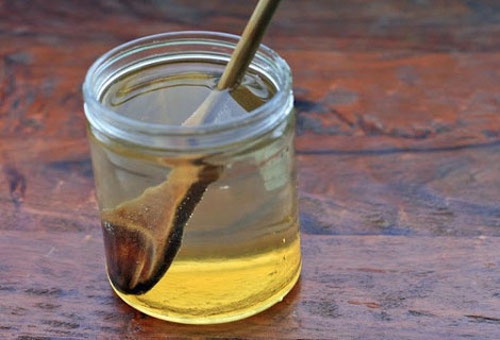 O que acontece se tomamos água com mel de estômago vazio?