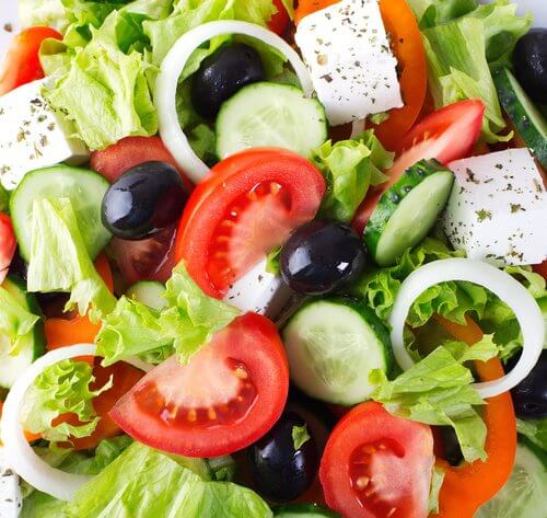 Saladas ajudam evitar o inchaço após comer