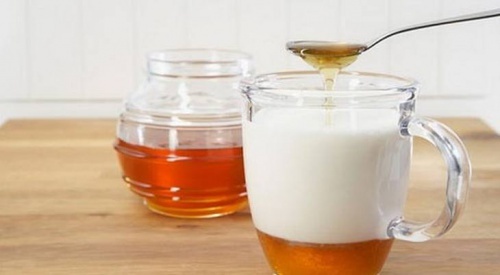 Benefícios de tomar leite de amêndoas com mel todos os dias
