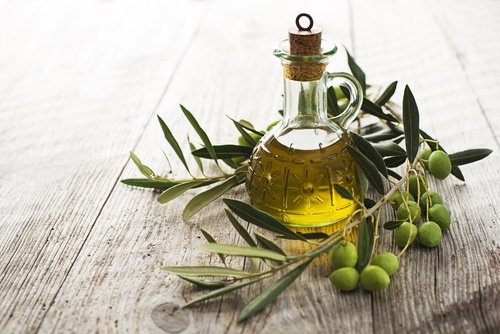Azeite de oliva para limpar o fígado e reduzir as olheiras