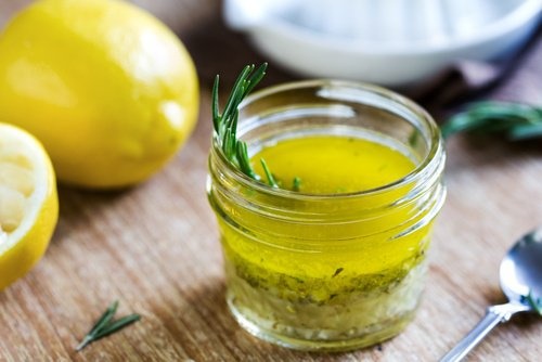 Suco-de-limão-e-azeite-de-oliva-500x334