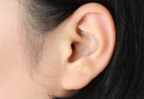 O vinagre de maçã controla a infecção de ouvido