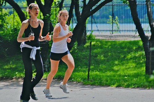 Mulheres se exercitando para evitar o câncer de mama