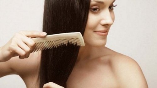 Mulher penteando o cabelo para evitar sua queda