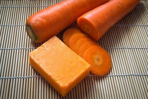 Como-fazer-sabao-caseiro-de-cenoura-para-cuidar-da-pelel-500x334