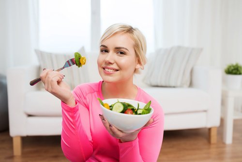 mulher-comendo-salada
